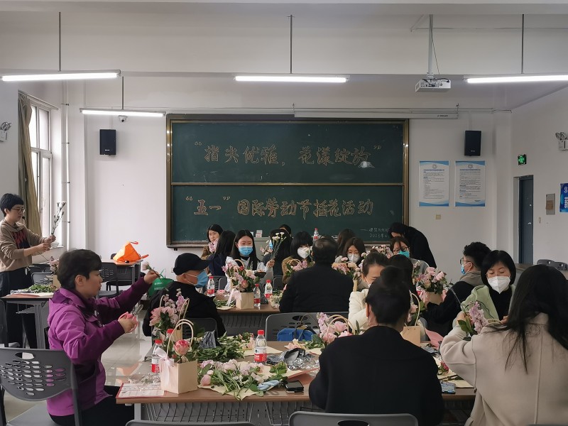 威廉希尔官网分工会举办”指尖优雅，花漾绽放“劳动节花艺沙龙活动（2）