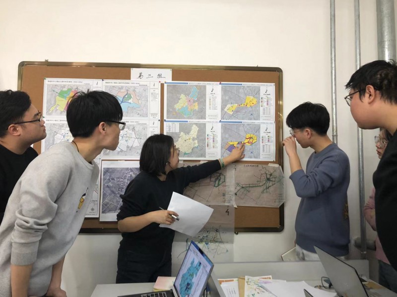 公司开展《城市总体规划与村镇规划》课程作业评图沙龙活动 (2)